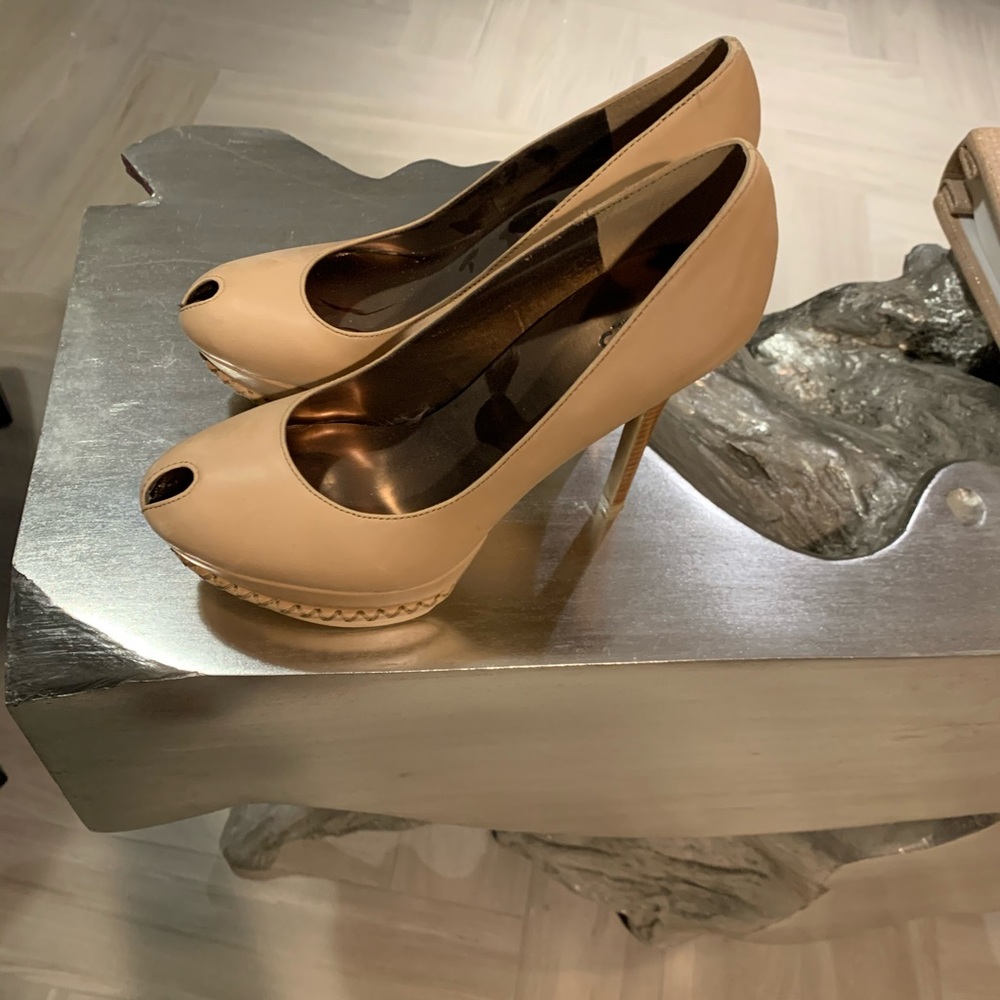 Nude pump